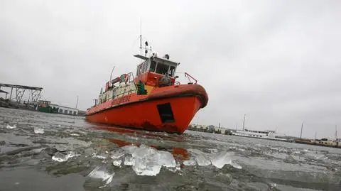 Lodołamacze kruszą lód w okolicach Włocławka