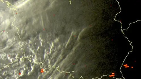 Wyładowania atmosferyczne oznaczono plusami