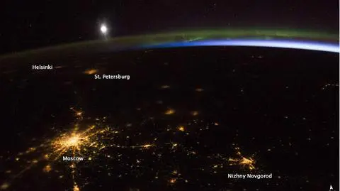 Zorza polarna i europejskie miasta nocą