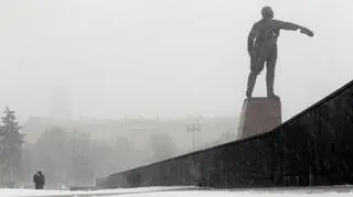 W Polsce zima poczyna sobie jeszcze nieśmiało, na rosyjski St. Petersburg przepuściła regularny szturm