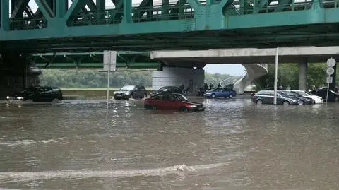 Nawałnica z gradem nad Warszawą. Zalana Wisłostrada przy cytadeli