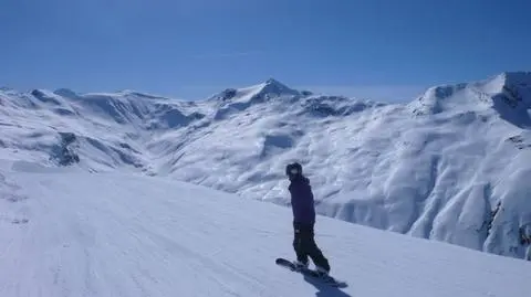 Słoneczny dzień w Alpach