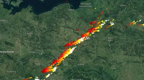 Wyładowania atmosferyczne oznaczono plusami