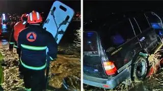 Służby ratunkowe brodzą w wodzie i błocie