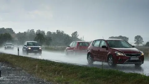 W dzień kierowcy powinni uważać na burze