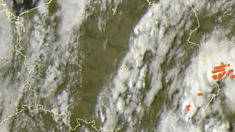 Wyładowania atmosferyczne zaznaczono plusami