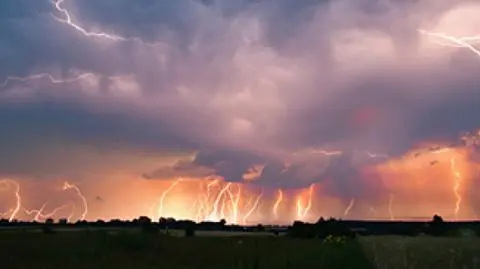 "Krzyk nieba..." - 4 minuty burzy na zdjęciu
