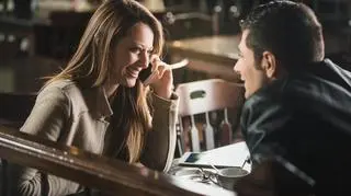 Proste plecy, gestykulacja, otwarta postawa - to klucz do sukcesu na randce 