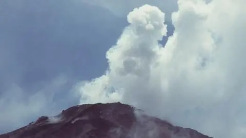 Soputan zaczął pluć dymem