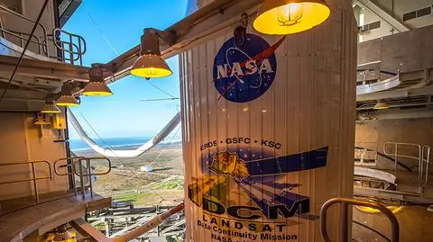 Satelita Landsat 8 na rakiecie Atlas 5 przed wystrzeleniem z bazy Vandenberg