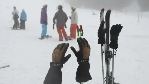 Na stokach śnieg sztuczny i zmrożony prawdziwy