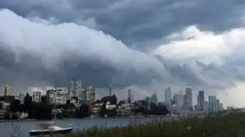 Złowrogie chmury nad Sydney. Burza wywołała chaos