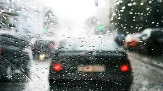 Ślisko, mokro i wietrznie na drogach. Ostrożnie na północy!