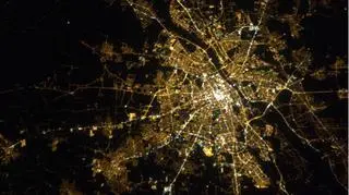 Warszawa nocą z perspektywy orbity