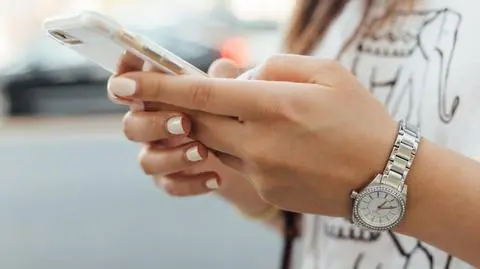 Warto pamiętać o dezynfekowaniu telefonów