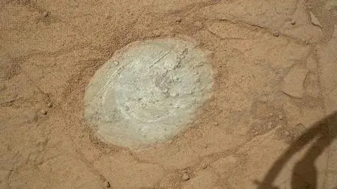 Skały pod warstwą pyłu zmiecioną przez Curiosity