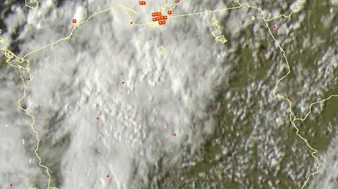 Wyładowania atmosferyczne w Polsce (czerwone punkty) z godziny 17.30