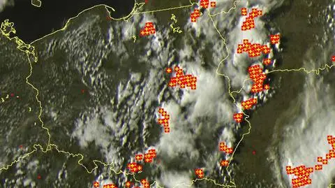 Wyładowania (oznaczone plusami) nad terytorium Polski o godz. 18.10