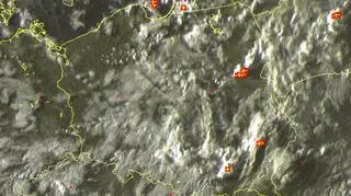 Wyładowania atmosferyczne z godz. 19.45 oznaczono krzyżykami