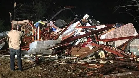 Niszczycielskie tornado. Pięciu zabitych i domy zrównane z ziemią