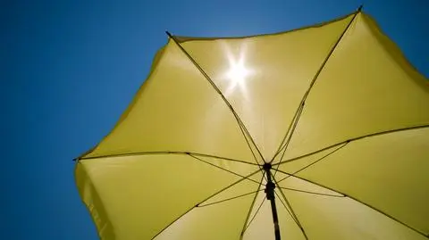 Przed nami fala upałów. Mimo to przydadzą się parasole