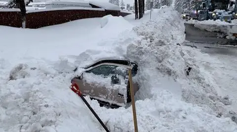 Śnieg zasypał samochód