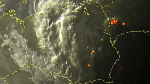 Wyładowania zaznaczone są plusami, godz. 20.45