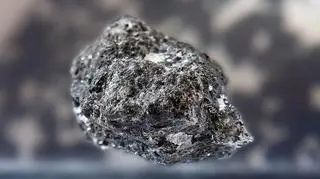 Fragment księżycowego gruntu przywiezionego przez załogę Apollo 14  