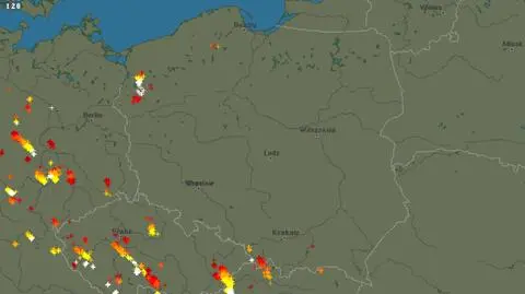 Wyładowania atmosferyczne oznaczono plusami