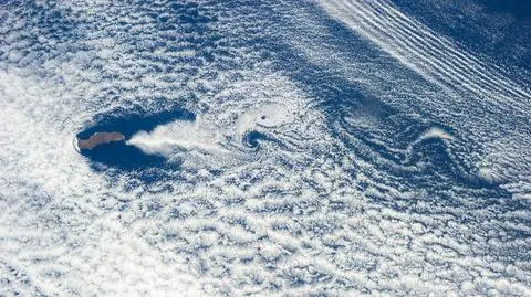 Guadalupe rozgarnęła kłęby chmur. Wiry obłoków za wulkaniczną wyspą