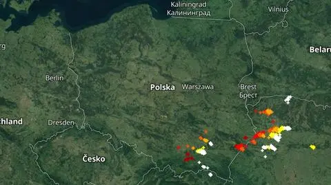 Wyładowania atmosferyczne oznaczono plusami