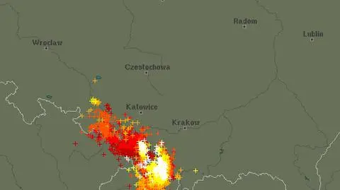 Wyładowania atmosferyczne oznaczono plusami