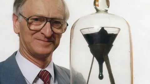 Wieloletni opiekun eksperymentu, prof. John John Mainstone nie zdołał zaobserwować spadku żadnej kropli