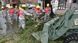 Starż Narodowa sprząta połamane drzewa i gałęzie z ulic Nowego Orleanu