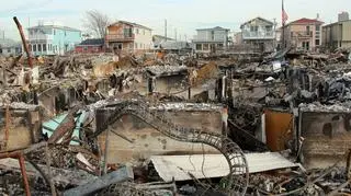 Zniszczenia po uderzeniu Sandy w Breezy Point w Nowym Jorku