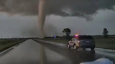 Potężne, nieprzewidywalne tornado stanęło na drodze patrolowi policji