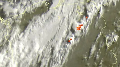 Wyładowania atmosferyczne oznaczono plusami