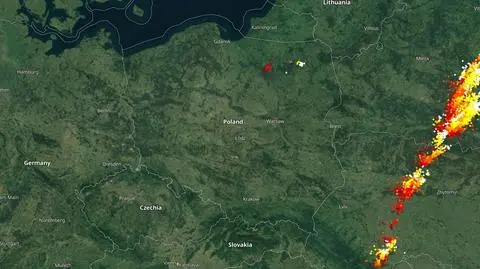 Wyładowania atmosferyczne oznaczono plusami
