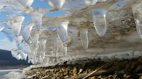 Brzeg jeziora jak "lodowy pałac". Zjawiskowe zdjęcia Reportera 24