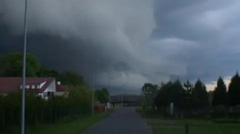 Punktowe burze od Podlasia po Dolny Śląsk utrzymały się aż do wieczora
