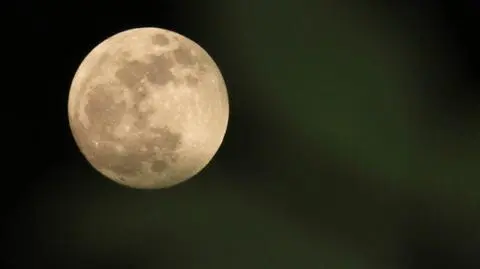 Księżyc tej nocy świeci o 30 procent jaśniej