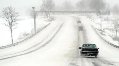 Zasypuje południowo-wschodnią Polskę. Bardzo ślisko na drogach