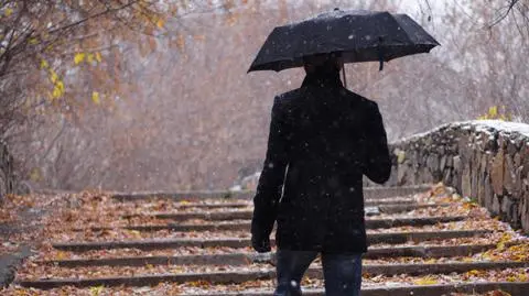 Popada deszcz, a na północnym wschodzie deszcz ze śniegiem