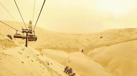 Pomarańczowy śnieg pokrył kurorty narciarskie