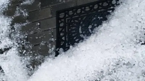 Zalania, silny wiatr, biało od gradu. Wasze pogodowe relacje