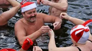Gorzowskie morsy dzielą się opłatkiem