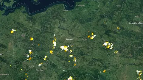 Wyładowania atmosferyczne oznaczono plusami