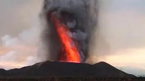 Największa erupcja stulecia? 400-metrowy słup lawy