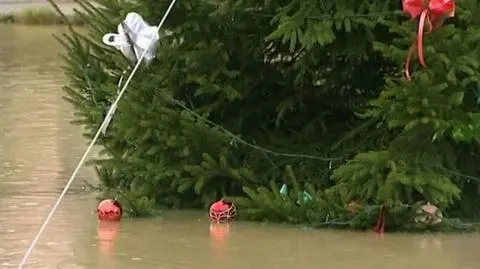 Wyspy w strugach deszczu. Alerty powodziowe i paraliż komunikacji