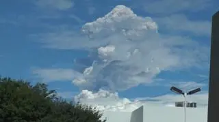 Colima pluje pyłem 